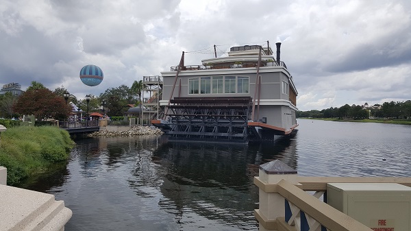 Paddlefish boat restaurant at Disney Springs